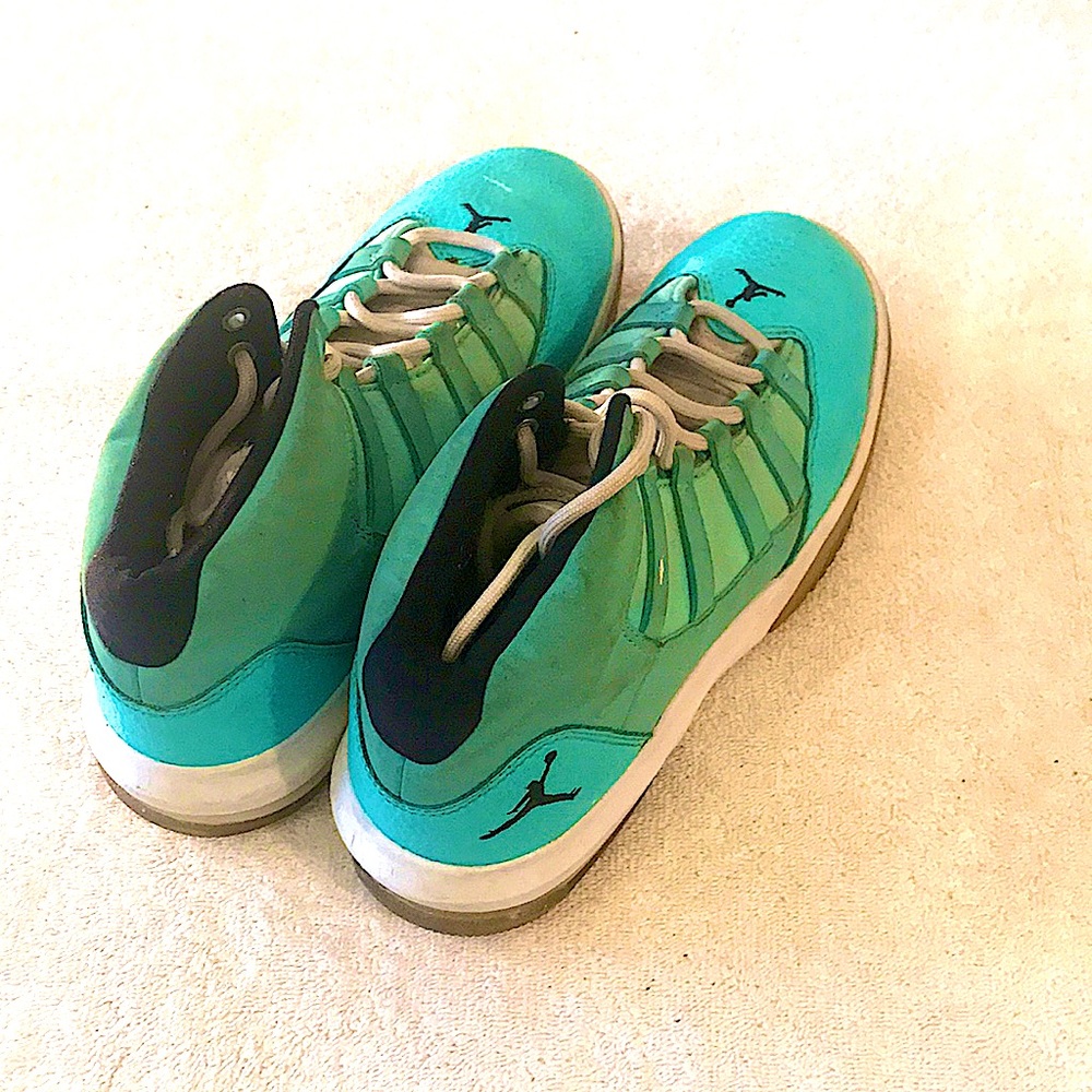 Air Jordan light aura sneakers.